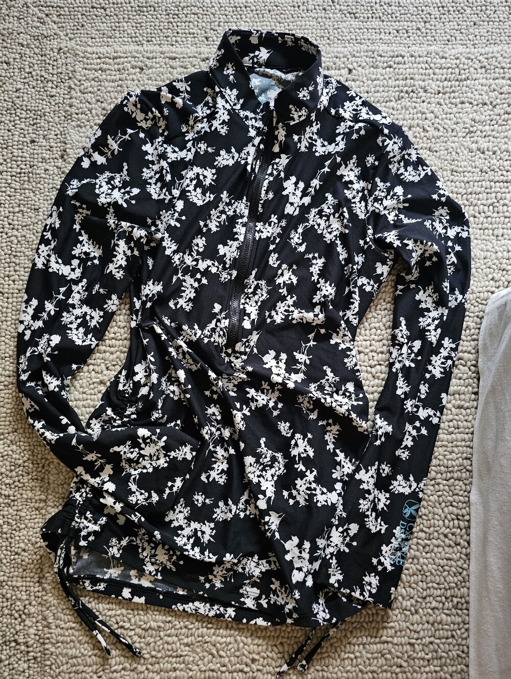 NWOT Carve Designs Cruz Rash Guard Black & White Floral Small